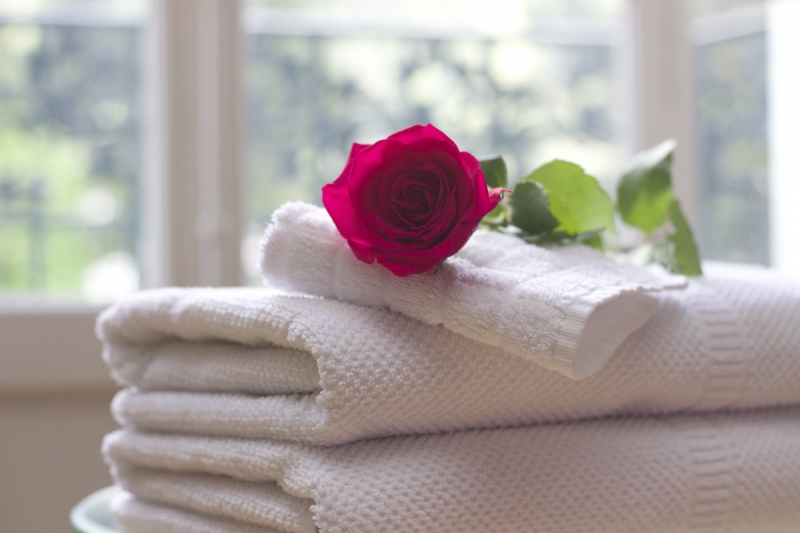 hotel-AIGUINES-min_towel_rose_clean_care_salon_spa_white_bath-731641